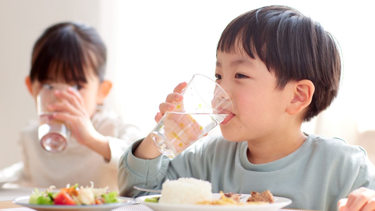 アルカリイオン水を飲むこども