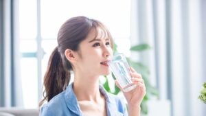 アルカリイオン水を飲む女性のイメージ