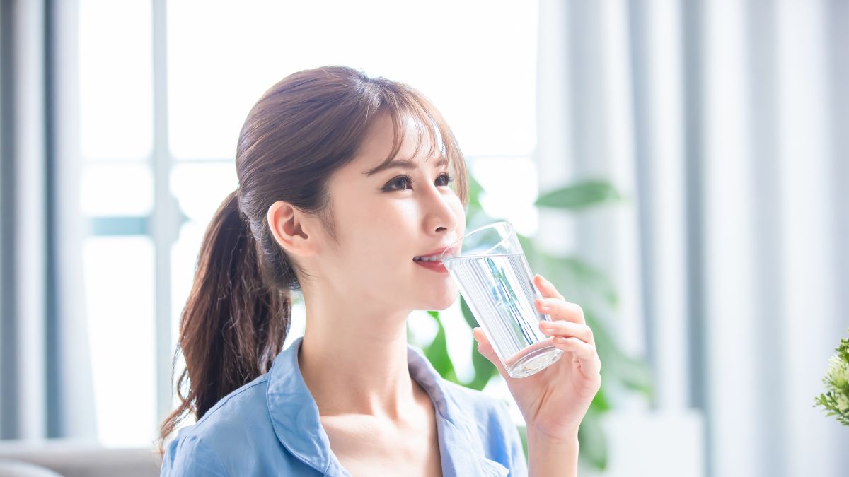 アルカリイオン水を飲む女性のイメージ